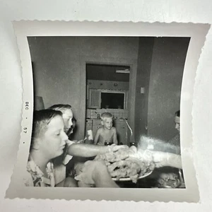 Jungen essen Küchentisch 1957 Vintage Foto Echtfoto Essen - Bild 1 von 2