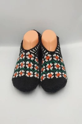 Zapatillas de punto floral negro con patrón naranja y verde - Hechas a mano acogedoras talla 7 Foto 1 de 4