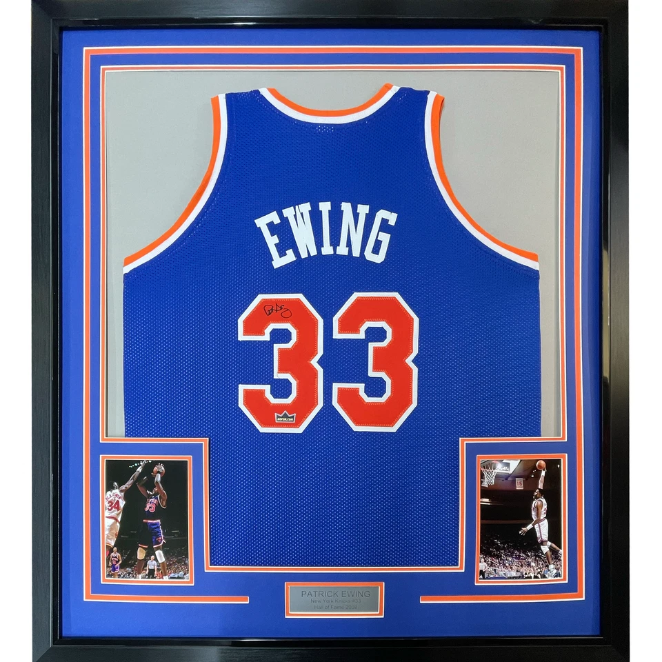 Camiseta deportiva autografiada facsímil enmarcada Patrick Ewing 33x42 azul reimpresión láser Foto 1 de 2
