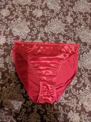 Bragas cortas de segunda piel de satén de Katie And Laura talla mediana Foto 1 de 4