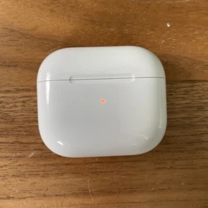 Apple AirPods 3.Generation A2566 Gebraucht ohne Kopfhörer - Bild 1 von 4