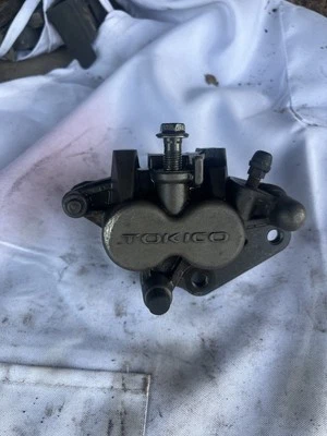 Pinza de freno delantera derecha Suzuki SV650 SV650S GSX600F GSX750F Katana DL650 OEM Foto 1 de 4