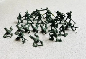 Vintage Lot of 24 VINTAGE 2.5” Plastic Green U.S. Army Men Soldiers - Picture 1 of 7