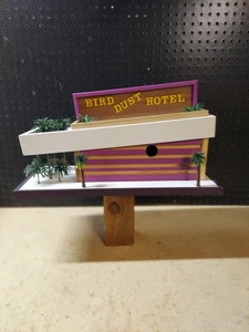 Mid-Century Modern Zeder Vogelhaus - einfache Reinigung auf der Rückseite - "Bird Dust Hotel" - Bild 1 von 9
