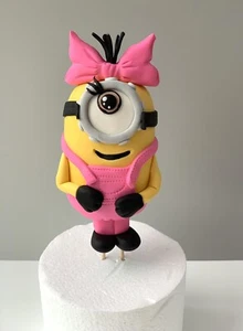Minion Girl inspiriert (ca. 17 cm groß) essbarer handgefertigter Tortenaufleger - Bild 1 von 1