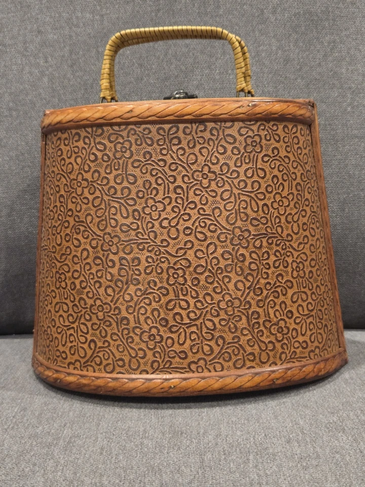 老式木盒钱包棕色带手柄和浮雕花卉藤图案  — 第 1/4 张图片