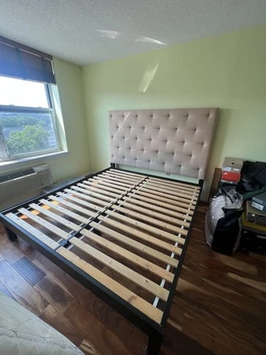 Cabecero acolchado California King con marco de cama (West Elm) Foto 1 de 4