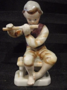 VINTAGE MADE IN OCCUPIED JAPAN PORCELAIN FIGURINE LITTLE BOY PLAYING FLUTE MUSIC - Picture 1 of 7