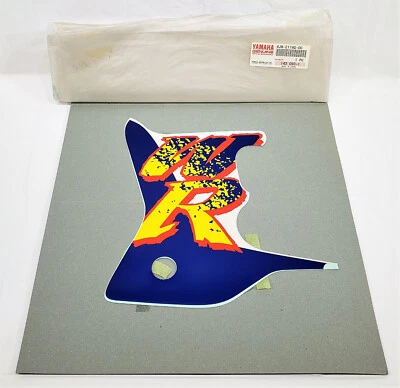 Original Yamaha 1994 WR250 OEM Cubierta del radiador izquierdo Calcomanía gráfica Nuevo de Lote Antiguo Nuevo Foto 1 de 3