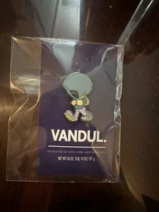 Spilla smaltata Vandul Morton Salt Girl Art Spilla street art SIGILLATA NUOVA - Foto 1 di 2