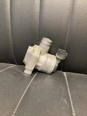 Válvula de retención secundaria de inyección de aire Cadillac DTS 2006-2011 Foto 1 de 4