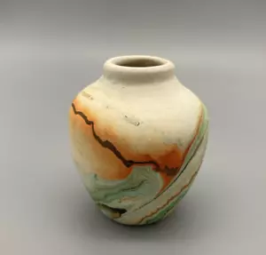 Jarrón pequeño de cerámica Nemadji vintage arcilla nativa naranja verde marrón remolino 3 1/4" - Imagen 1 de 6