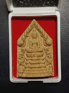 AMULETO THAILANDESE LP MAHASILA LOTTO CHAROENSAP, ABITO TAKRUD N.1892 CIONDOLO FORTUNATO - Foto 1 di 19