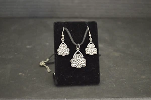 Set collana con ciondolo nodo celtico in peltro e orecchini abbinati - Foto 1 di 5