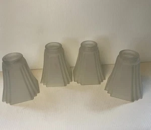4 Paralumi Vintage Art Decò Vetro Smerigliato Ricambio 5" Alto 1,5" Fitter Quadrato Scanalato - Foto 1 di 15