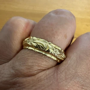 Anello tono oro misura 11 fascia floreale incisa stile vintage placcato nichel/ottone - Foto 1 di 5