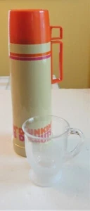 2 Dunkin Donuts Milchglas Kaffeebecher & Vintage Pop Art Logo Reise Thermoskanne - Bild 1 von 7