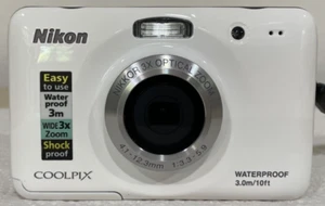 Nikon Coolpix S30 wasserdichte 10-MP-Digitalkamera (weiß) - TEILE ODER REPARATUR - Bild 1 von 7
