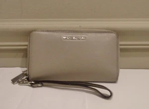 Neu ohne Etikett Michael Kors, hellgraues genarbtes Leder, umlaufender Reißverschluss Handy-Geldbörse/Handgelenktasche - Bild 1 von 13