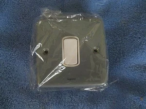 Legrand Synergy - 7338 01 - 10a 1 Gang 2 Way Metalclad Switch New / Sealed - Picture 1 of 2