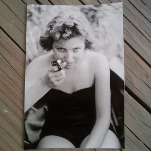 Altes Original Foto  1930-40er Mädchen mit einer Knarre - Bild 1 von 2