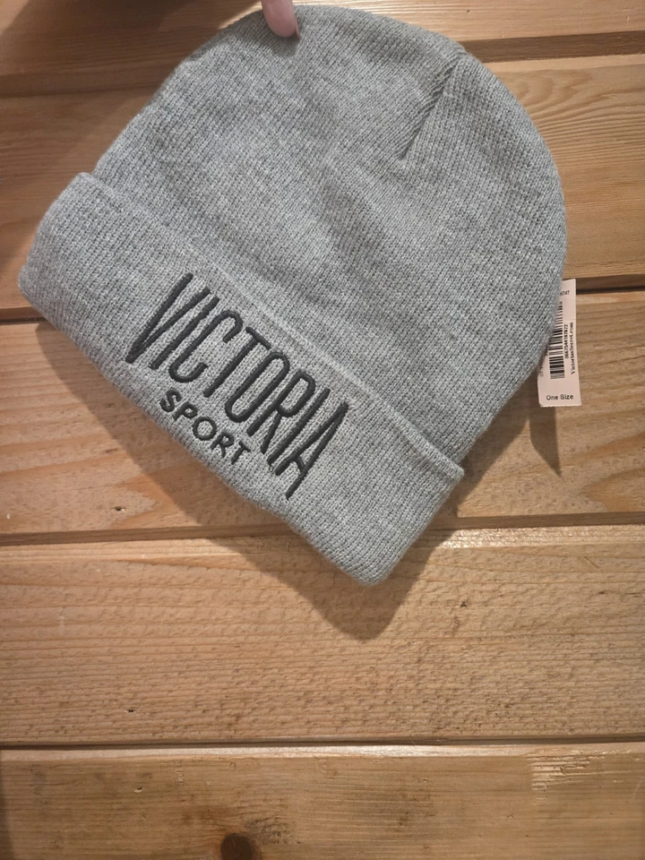 全新 VICTORIA'S SECRET VICTORIA 运动刺绣雪地滑雪帽 豆豆灰色 OS — 第 1/1 张图片