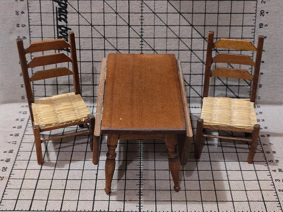 Mesa de cocina de madera hecha a mano Shackman vintage para casa de muñecas y 2 sillas inferiores Caín Foto 1 de 4