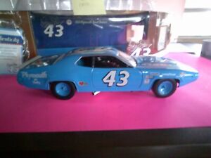 Richard Petty Autographed 1/18 Die Cast 1971 Road Runner