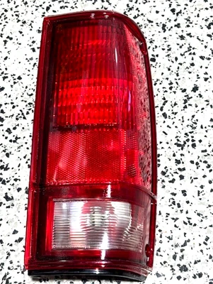 Nueva lámpara trasera GM lado derecho 915710 para camioneta Chevy S10 GMC S15 1982-1993 Sonoma Foto 1 de 4