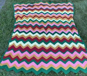 Coperta afgana vintage anni 70 retrò verde, oro, rosa e rosso chevron all'uncinetto - Foto 1 di 6