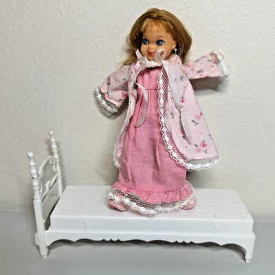 Mattel винтажный 1965 Titian TUTTI ночь спать туго #3553 кровать кукла наряд - Изображение 1 из 4
