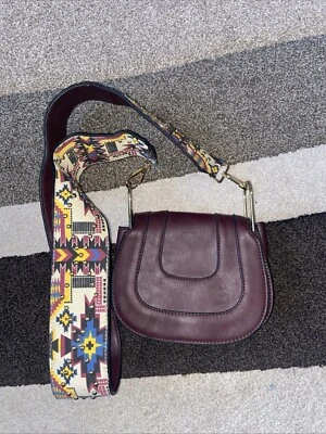 Yoki 人造皮革栗色镶嵌肩带女士斜挎包钱包 — 第 1/4 张图片