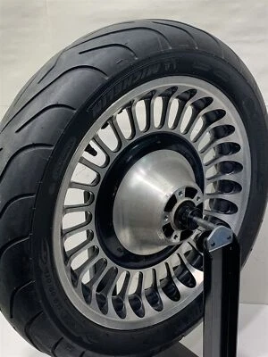 Harley-Davidson Electra Glide 2012 rueda delantera nudillo neumático Michelin 17x3 FLHTCU Foto 1 de 4