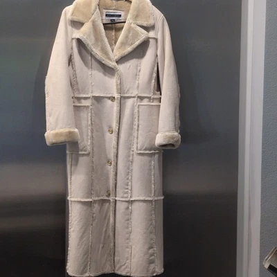 Abrigo de imitación peludo de gamuza talla grande Big Chill tostado Foto 1 de 4