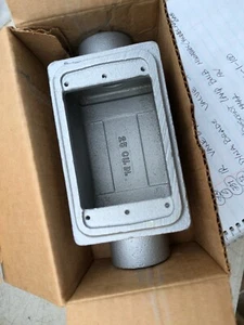 New In Box Appleton FDC-1-100 Electrical Cast Box with 1" Hubs - Picture 1 of 3