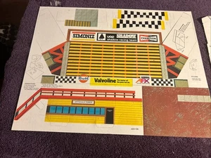 Difícil de encontrar Vintage Aurora AFX Cartón Grand Stand Sin perforar Más Otro Perforado - Imagen 1 de 5