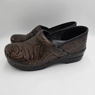 Zuecos profesionales Dansko marrón tooled cuero floral en relieve talla 40 EE. UU. 10 DE COLECCIÓN Foto 1 de 4
