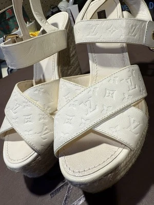 SANDALIAS DE CUÑA DE CUERO LOUIS VUITTON | CAJA, BOLSAS PARA EL POLVO Y RECIBO. TALLA 37 EU/7 Foto 1 de 4