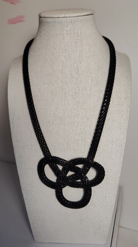 VETEMENTS Collana girocollo con nodo in rete metallica pistola