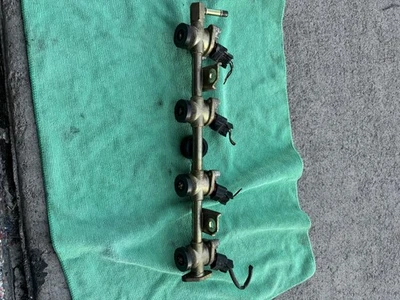 Riel de combustible Nissan Altima 1995 OEM con inyectores. Foto 1 de 4