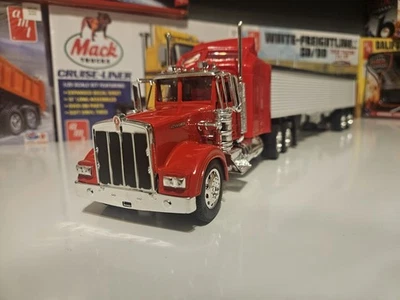 New Ray 10773 1:32 Kenworth W900 with Grain Hauler Trailer - Image 1 of 4