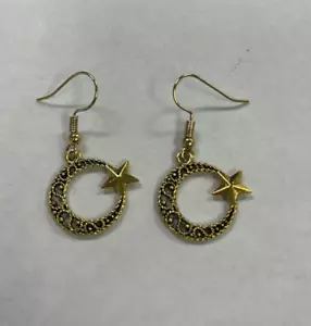 Gold Colored Crescent Moon And Star Circle Earrings B-0133 - Picture 1 of 3