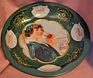 Bandeja redonda para beber marca Coca Cola 1993 The Tin Box Co. Green Woman  - Imagen 1 de 4