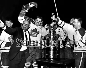 NHL 1962 Toronto Maple Leafs Stanley Cup Celebration Black & White 8 X 10 Photo - Picture 1 of 1