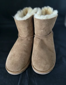 Neuwertige UGG Kandice Stiefel braun Wildleder Schleife Größe 6 Jugendliche Damen 7 -7 1/2 - Bild 1 von 13