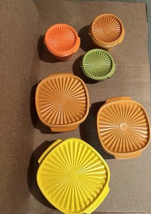 Sechs alte Tupperware Behälter mit Deckel. - Bild 1 von 6