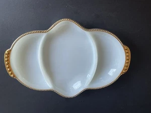 Plato de caramelo de colección Oven Ware Fire King vidrio de leche dividido con adornos dorados - Imagen 1 de 4