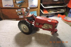 Antiker großer kastanienbraun rot silber Gummi Spielzeug Bauernhof Traktor mit Fahrer 752 rot - Bild 1 von 7