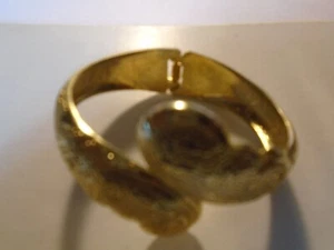 VINTAGE GOLD COLORED HINGED BRACELET - Picture 1 of 2