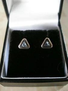 PAIR OF 9CT WHITE GOLD BLUE TOPAZ STUD EARRINGS MADE IN ENGLAND BRAND NEW IN BOX - Picture 1 of 7